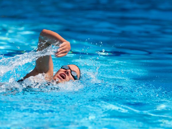 Najważniejsze powody, dla których każdy dorosły powinien nauczyć się pływać