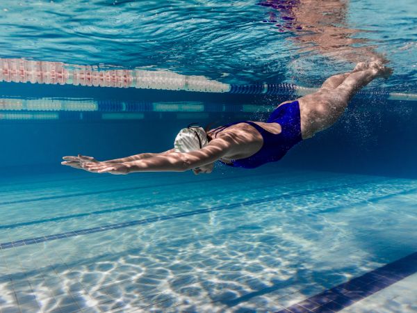 Pływanie poprawia zdrowie i wydłuża życie. Sprawdź dlaczego warto regularnie korzystać z treningów pływania