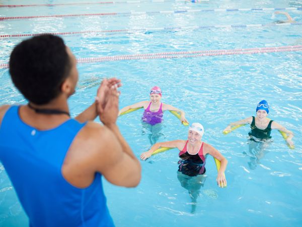 Wodny fitness: Korzyści z wejścia do basenu