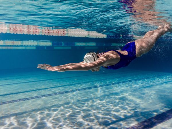 Dlaczego pływanie jest najlepszym ćwiczeniem, aby stać się szczupłym, silnym i sprawnym