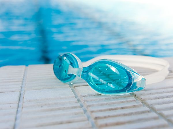 Niezbędne akcesoria do pływania, które zapewnią Ci bezpieczeństwo i komfort w basenie