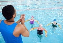 Wodny fitness: Korzyści z wejścia do basenu